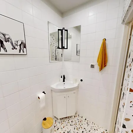 Modern 4 Min Walk From Alexander Nevski Apartment
